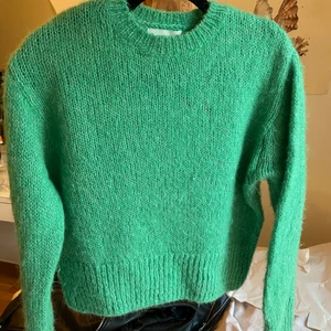 Grön stickad tröja - Säljer denna superfina stickade tröja från hm! Den köptes här på Plick men har tyvärr inte kommit till användning❤️  Andra bilden är lånad❤️
