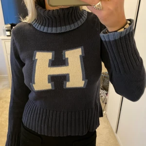  tröja - Tröja från Tommy hilfiger i storlek 14 (passar som xs/s)! Kommer inte sälja för lägre pris och är inte 100 att jag ska sälja än