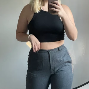 Gråa kostymbyxor🤍🖤 - Ett par supersnygga kostymbyxor köpt secondhand 🤩 De är vidare ner över vaderna och sitter super på mig som är en 38/40. Säljer endast då jag köpt ett par liknande och inte kommer att använda båda. Har själv bara använt de en gång och ser ut att vara helt nya. Sömmen har släppt längst ner på ena benet (kan skicka bild) men inget som syns när dom sitter på