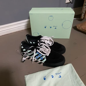 Off White Low Vulcanized skor - Off White Low Vulcanized sneaker i storlek 44. Riktigt schysst sko som verkligen sticker ut! Väldigt lite använda och i grymt skick! Tagen är i bra skick och ända slitaget som finns är att snörena blir lite mörka pga mockan i plösen. Dustbag och kartong medföljer såklart.