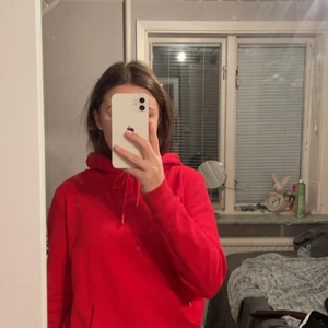 Röd hoodie  - En röd hoodie, en fin röd färg men denna har tyvärr blivit för liten då den är i storlek xs🌟❤️