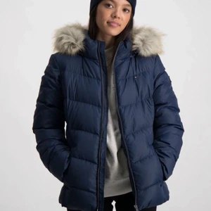 Tommy hilfiger vinterjacka -  Tommy Hilfiger vinterjacka i mörkblå från kidsbrandstore. Använd en vinter men är i väldigt bra skick och har inga skador. Ser ut att vara i nyskick pågrund av kvaliteten. Nypris:2000kr. Varm dunjacka som värmer väldigt bra. Kom privat för mer b