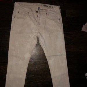 Vit spräckliga jeans strl 33 - Skinny fit vita jeans