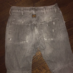 G star jeans gråa - Nice G star jeans. Klippta längst ner vid benen så strl i längd c 31 men midja 34! 