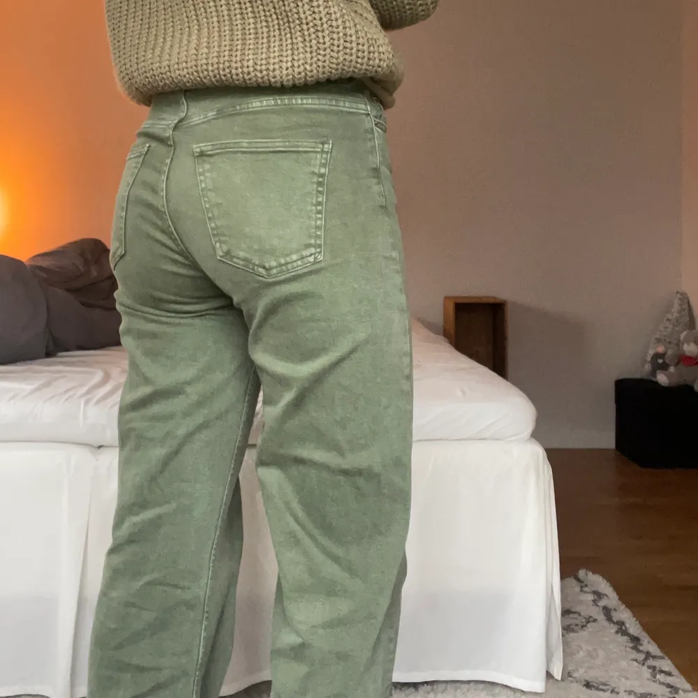 Gröna vida jeans från Lager157. Storlek M, ganska stora och stretchiga. Knappt använda. Liten svart fläck på vänstra knäet som förmodligen går att tvätta bort. Säljs då dem är lite för korta för mig som är 178cm. Passar bättre på någon som är cirka 170cm. . Jeans & Byxor.