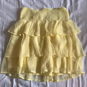 En oanvänd, fin, gul kjol med bra kvalitet från Vero Moda men köpt från SALT💛💛 frakt diskuteras !!