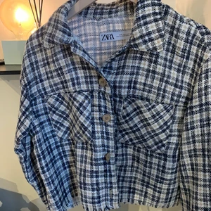 Zara jacka  - En fin lite tunnare jacka från Zara, inte använd många gånger. Passar till mycket och även fin att ha inomhus till en fin topp💜