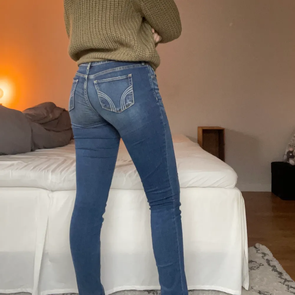 Skinny jeans köpta från Hollister. W29 L33 tajta vid ankel. Säljs då dem är för små för mig. . Jeans & Byxor.