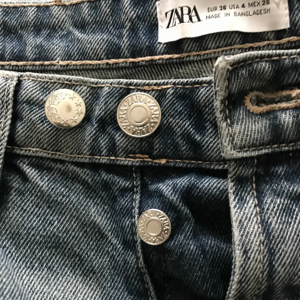 Mid rise raka jeans (full length) ifrån zara i den perfekta blåa färgen. Storlek 36 och passar mig som är 173 cm (hade eventuellt även passat någon längre). Även monterat till en extra knapp som man kan se på sista bilden. Säljer endast för bra bud då jag är lite osäker om jag vill bli av med dem än :) Frakt betalas av köparen 😁 . Jeans & Byxor.