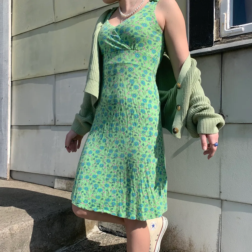 Säljer denna gröna klänningen i jätteskönt matererial perfekt nu till sommaren eller våren☀️ köparen står för frakten📦 kontakta mig om du har några frågor 💗 budgivningen  avslutas den 25:e😄. Klänningar.