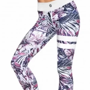 Rosa stronger tights - Rosa blommiga stronger tights. Tightsen är använda ett fåtal gånger och i princip i nyskick. Inga defekter osv. Skriv för frågor fler bilder mm. ❤️