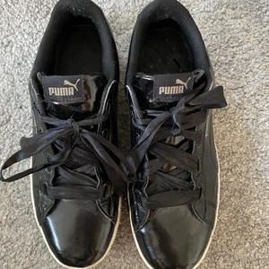 Svarta Puma skor i storlek 41 - Skorna är i storlek 41 och är använda några gånger:) 