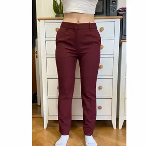 They are wine red suit pants from Victoria Victoria Beckham. Never worn, because they are sadly a little too tight on me. So they’re in perfect condition. Shipping not included 