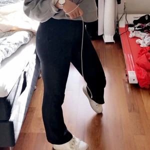 Svarta kostymbyxor  - Ett par galet snygga och sköna kostymbyxor från bok bok! Älskar dessa men har fått köpa i en storlek större då jag vuxit ur dessa! De är i storlek 34 och har en bootcut liknande modell! Kontakta vid fler bilder & frågor!💓