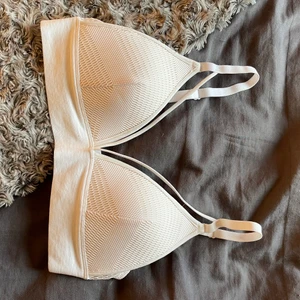 Bh - Jätte fin bh utan bygel, har tyvärr klippt bort lappen så vet inte var den kommer ifrån men skulle gissa på Nelly, den har en vaddering som formar väldigt fint🥰
