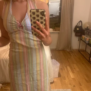 Vintage klänning  - Rensat igenom min mammas gamla kläder och hittat en massa plagg som antingen inte passar eller som jag vet att någon annan kmr använda mer än mig!💗 Klänningen är superskönt och i strl M, men passar mig i S!