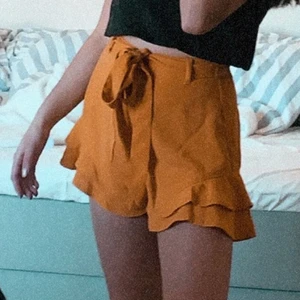 gula shorts - Säljer mina gula shorts som jag köpt här på plick förra sommaren! Tyvärr kommer de inte längre till användning pågrund av att det inte längre är min stil. Det finns en dragkedja på sidan och man kan även knyta runt midjan! De är helt perfekta inför sommaren och väldigt luftiga och sköna ✨