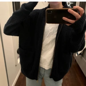 Mysig kofta! Med guld dragkedja  - Marinblå mysig kofta! Guldiga detaljer, två små fickor fram ❤️