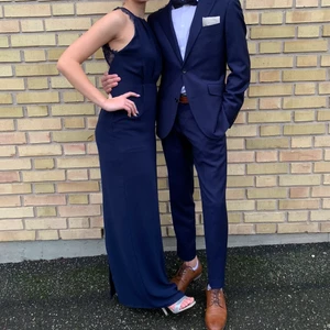 Klänning - En jättefin balklänning som jag bara har använt en gång, en väldigt fin och enkel men har öppen rygg💛för mer information skriv privat☺️💛