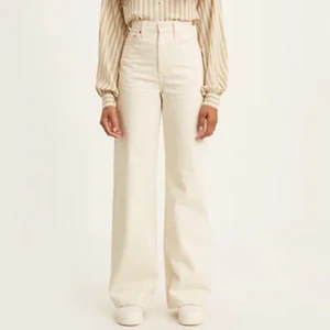 Levis Ribace Wide Leg - 27x30 längden passar någon som är runt 165cm och skicket är väldigt bra. Har aldrig använt dem, bara testar byxorna. Det finns inga lösa trådar eller skador på byxorna. Jag köpte byxorna 2020 på sommaren men har aldrig använt dem. Detta pga byxorna var för små för mig. Byxorna är trendiga och väldigt fina. Dem passar perfekt nu till våren men även till sommaren.