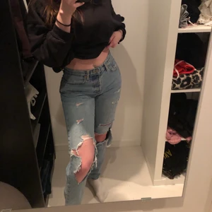 Håliga boyfriend-jeans  - Slitna jeans med midja 24. Längd oklar, jag är 160cm lång & tycker de är lite korta. Använda 2-4 gånger