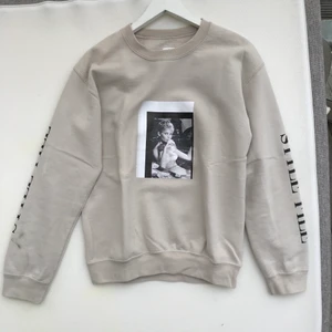 Sweatshirt med tryck - En beige sweatshirt från MissyEmpire med tryck av Birgitte Bardot. Säljer då den inte kommer till användning. Tröjan har tvättats några gånger och är därför inte lika mjuk som när den köptes men fortfarande god kvalité. Storlek UK 8 så passar 36/38 i eu-storlek. Sitter lite oversized på mig som vanligtvis är 36. Kan skicka fler bilder i DM. Skickar paketet gratis. Skriv om du har frågor💕