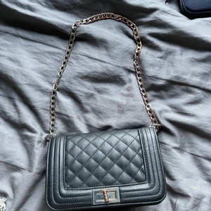 Handväska - Fint svart väska från ur &penn med tre fack, kedjan har blivit lite sliten men det går lätt att spreja, annars i bra skick, går även att få kedjan längre🤩