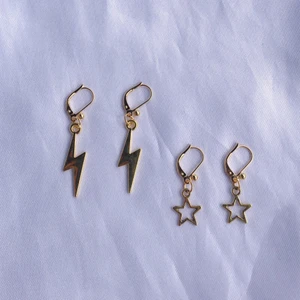 Örhängen  - Blixt och stjärnörhängen ⚡️⭐️  - 59 kr st ✨  - frakt på 15 kr tillkommer 🤍  Kontakta mig vid frågor eller köp! 🥰