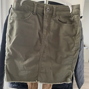 Jeans grön kjol stl xs - Aldrig använd xs 