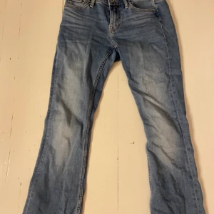 Lågmidjade jeans  - Säljer mina blåa lågmidjade jeans från Crocket. De är använda men i bra skick💙 Bild på måtten i annonsen 