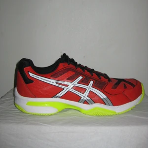 Oanvända padelskor - Ett par helt oanvända padelskor i storlek 41,5 från märket asics i modellen Gel-padel professional 2 sg. Köparen står själv för frakten eller så möts vi upp i Sthlm🎾
