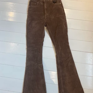 Bruna flares  - Bruna flares i Manchester. Aldrig använda då dom var för korta . Jätte fina och bra kvalite med inga skador . Jag är 175 och dom är presic för korta för mig . Stretchiga och funkar för personer med S med. Budgivning om fler är intresserade går upp i 10. Köp direkt för 250 . (Köparen står för frakten )