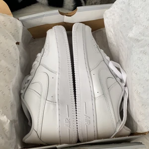 Nike air force  - Säljer ett par helt nya air force i storlek 37,5 då det blivit strul med returen. 