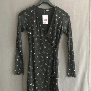 Blommig omlottklänning - Söt, somrig omlottklänning med blommigt mönster och genomskinliga armar. Klänningen är endast provad men var för liten för mig över bröstet (jag är strl 36-38). Storlek XS men passar även upp mot S. Köparen står för frakt☺️