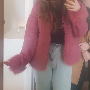 Rosa jacka!! - Vintage rosa härlig jacka! Köpt här på plick för 600 men oanvänd av mig då jag köpt en annan liknande. Bilderna är lånade av förra ägaren.