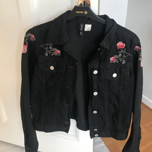 Jeansjacka - 🌹Jeansjacka köpt på H&M i strl 36 med broderade rosor, skriv för fler bilder, pris kan diskuteras.🌹