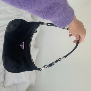 Prada väska - Säljer min fina Prada väska i modellen tessuto. Köptes på vestiaire collective, dustbag och äkthetsintyg medföljer (det vill säg det som syns på bilderna). Super fint skick inte en ända skråma på den, alltså nästan som nyskick. 4000kr! Skriv vid intresse:)🖤