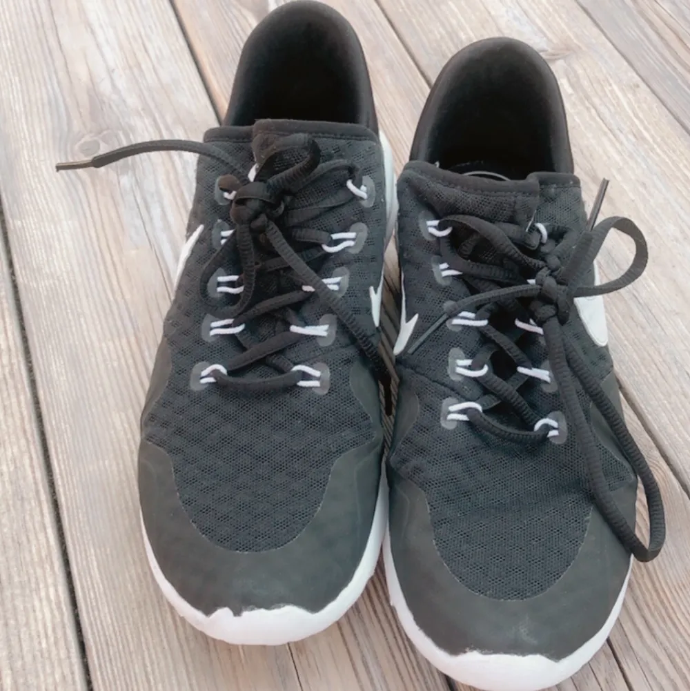 Säljer ett par Nike air skor i storlek 39. Mycket fint skick och bara lite skadade på framsidan ( bild 3 ). Super fina och sköna. 🥰🥰. Skor.
