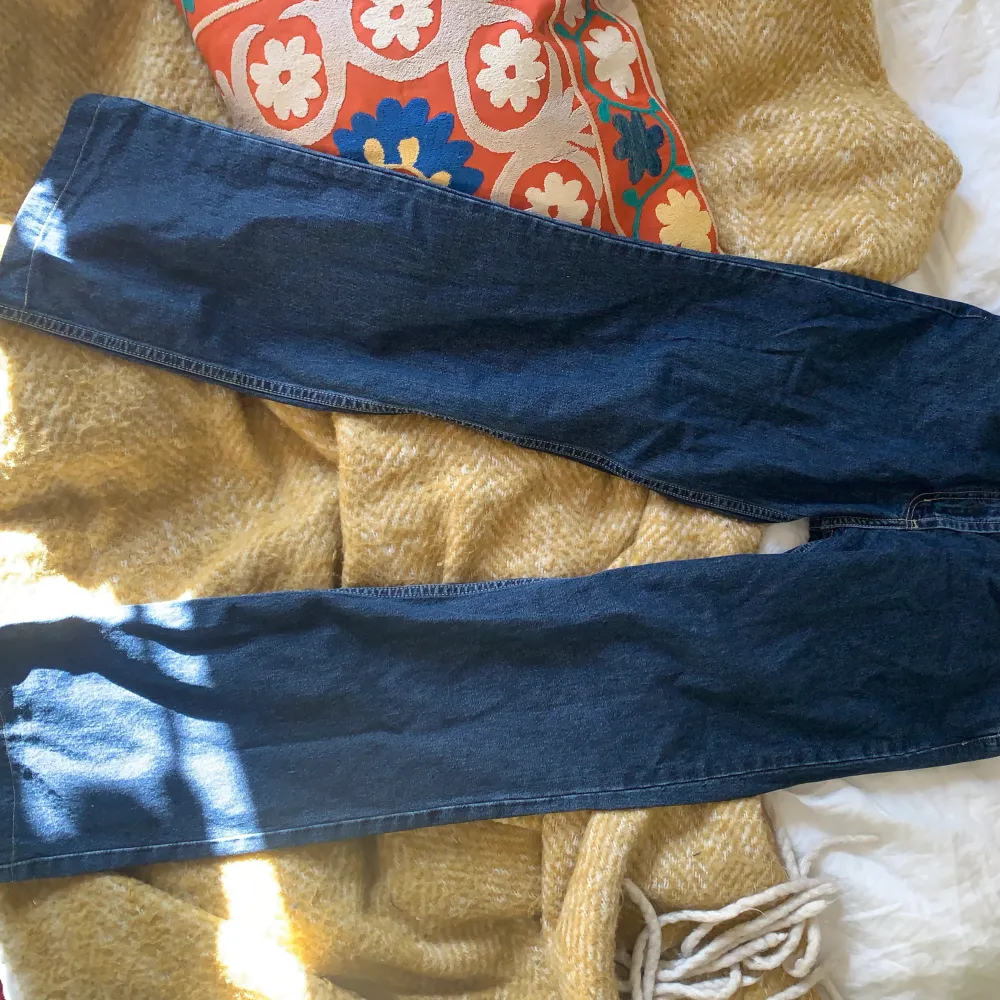 Snygga jeans från street one! Är raka/vida och en jättefin färg! Säljer pga för stora! Långa och midwaist-low! . Jeans & Byxor.