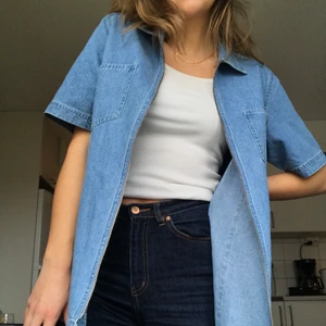 Jeansskjorta med dragkedja - Kortärmad jeansskjorta med dragkedja. Jättefin både öppen och stängd!