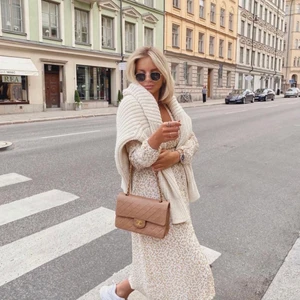 Adoore klänning - Lite intressekoll på min gula Paris adoore klänning jag vill sälja, den är oanvänd och kvar i orginal förpackning. Skriv om ni är intresserade 🥰🥰 Budet är inklusive frakt!!