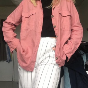 Skjorta - Super fin oversized mörkrosa skjorta!! Köpt från h&m. 