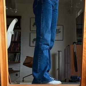Super fina weekday jeans i modellen voyage. Klippt egna slitsar längst ner. Köparen står för ev frakt💕