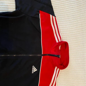Kofta - Bra skick för att vara redan gammal, fin Adidas kofta!Oversize.