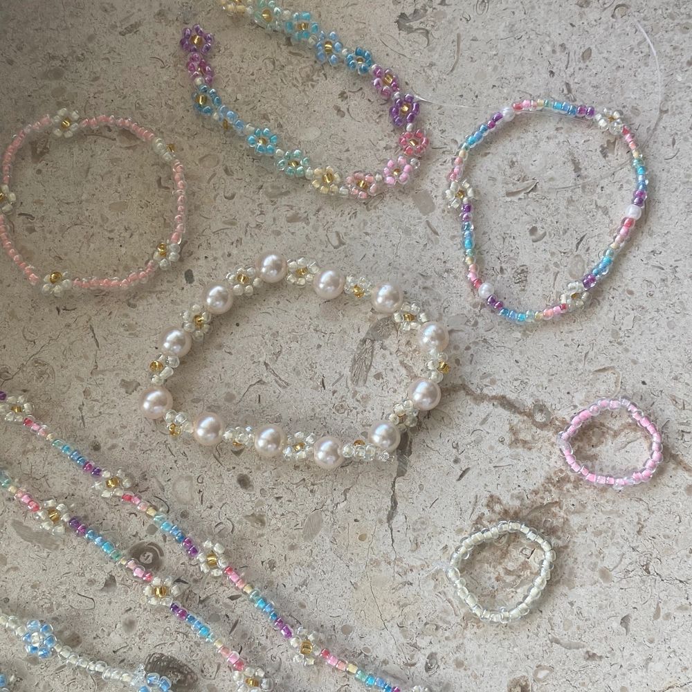 Jättefina pärlsmycken perfekt nu till sommaren! Går att beställa i andra färger, modeller och storlekar om det så önskas! ✨ Frågor skrivs privat. 🤍 Halsband med blommor: 60kr Halsband utan blommor: 50kr Armband bara blommor: 50kr Armband med blommor: 45kr Armband utan blommor: 40kr Ring bara blommor: 30kr Ring med blommor: 25kr Ring utan blommor: 20kr. Accessoarer.