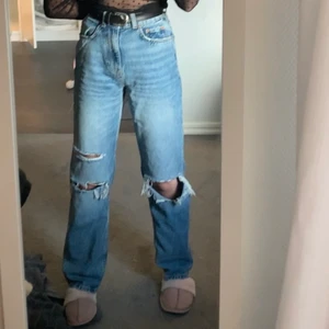 Vida blå jeans med slitningar - supersnygga trendiga blå vida jeans med slitningar, NYPRIS: 599kr, säljer pågrund av att de tyvär blivit för små för mig😊