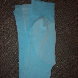 Seamlesstights  - Superfina klarblåa tränkgnstights som framhäver rumpan supersnyggt🥰 de är samma modell som de på andra och tredje bilden, fast i den blåa färgen på första. De passar storlek S/M. Säljer då de inte kommer till användning🥰 frakten ligger på 48kr. Priset kan diskuteras vid snabb affär🥰