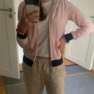 Juicy zip-hoodie  - Säljer en jättesnygg juicy tröja i storlek 12❤️passar mig som ungefär är 160cm❤️