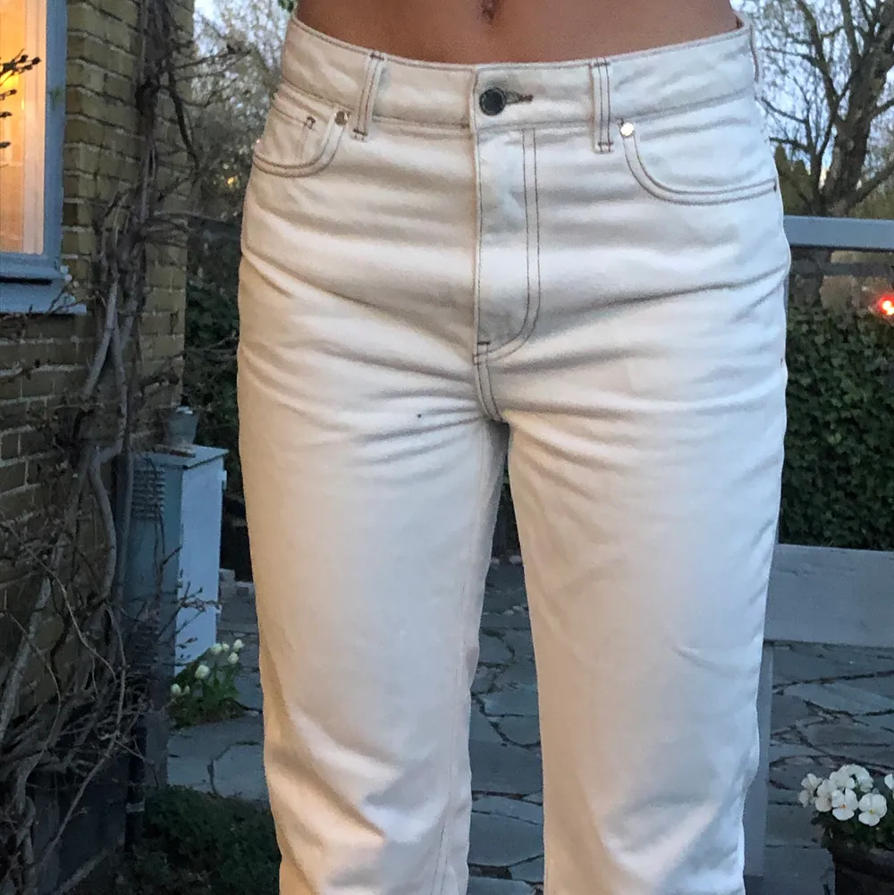 Vita vida jeans med sömmar från mango, köpt på plick och för långa för mig men blivit lite slitna längst ner av förra ägaren, inget som syns😊. Jeans & Byxor.