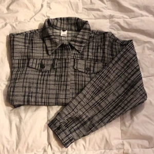 Jacka från Visual Clothing Project - Jacka från Visual Clothing Project i storlek M 